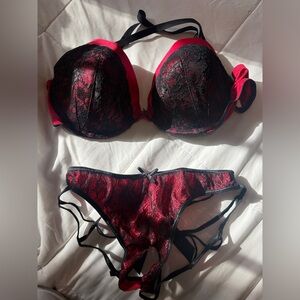 Red and black lingerie set #lingerie

38d bra and large bottoms